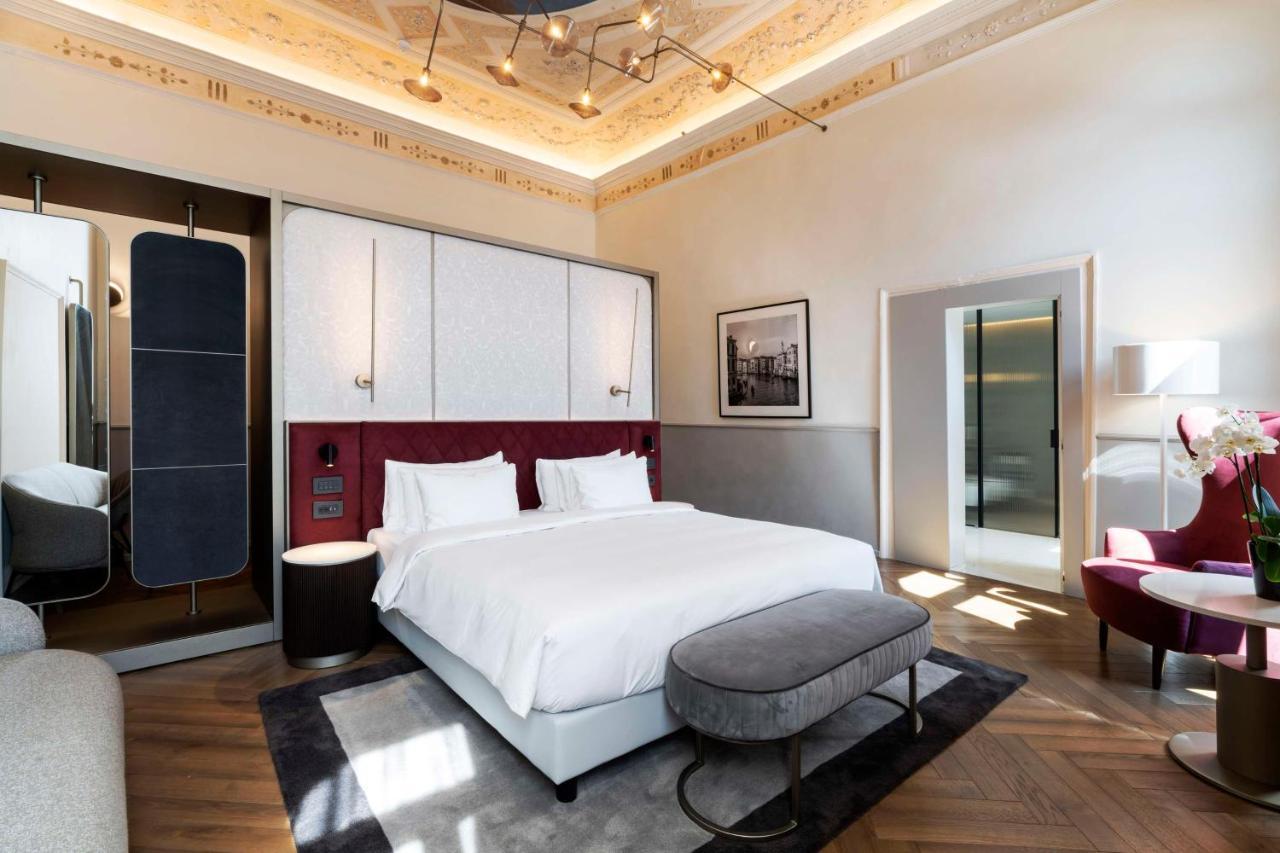 Radisson Collection Hotel, Palazzo Nani البندقية المظهر الخارجي الصورة A bedroom at the hotel